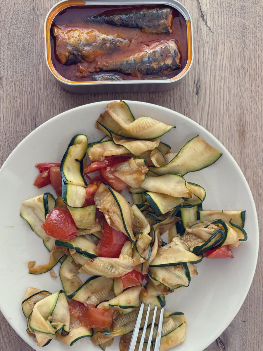 annaa_2727's tweet photo. Today’s cal: 630
- Sardines
- Zucchini with tomatoes 
- Chia pudding 
- Oreo ice cream 

Burned: 729 cal

#edtwt https://t.co/GGXG2NEQMd