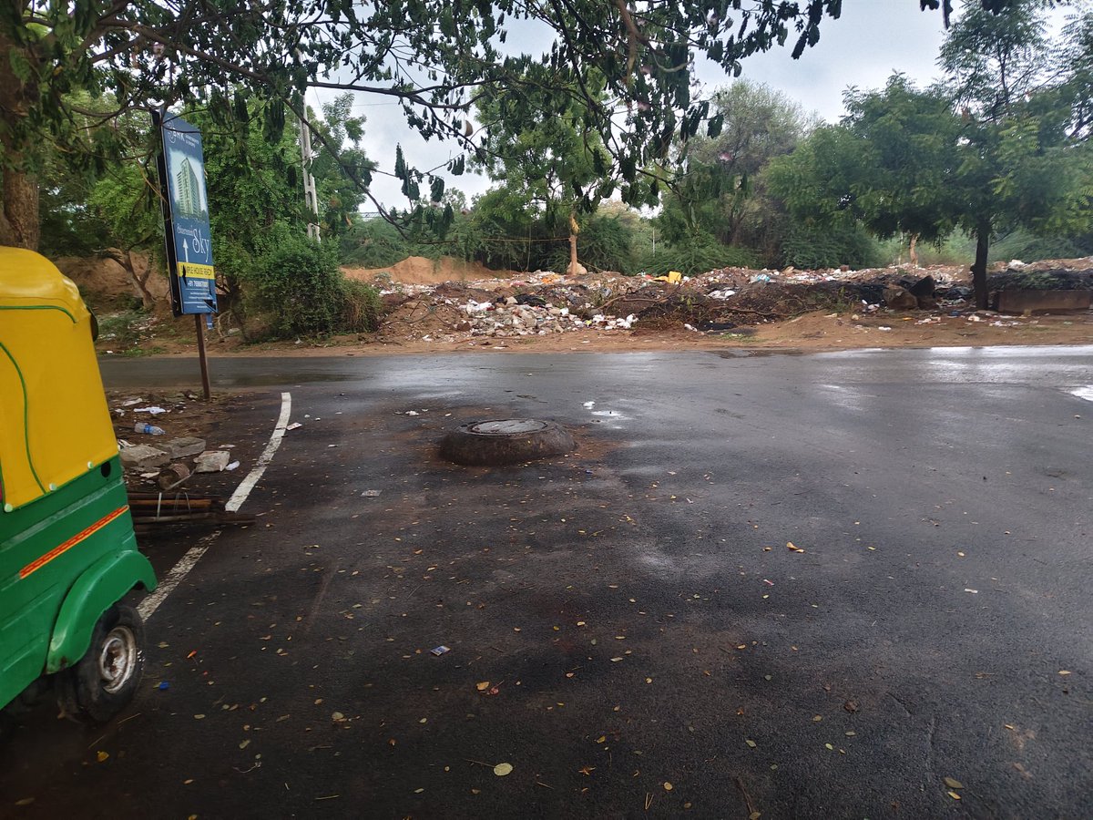 sainiravish's tweet photo. With such engineering / mindset #VikshitBharat is far behind. How can we approve such design? 

@CollectorGnr @SP_Gandhinagar @GandhinagarMC pls do the needful before any accident.

#RoadSafety
#RoadSafetyInIndia

Location: Near Swagat Afford, Sargasan https://t.co/as1qkJmdAr