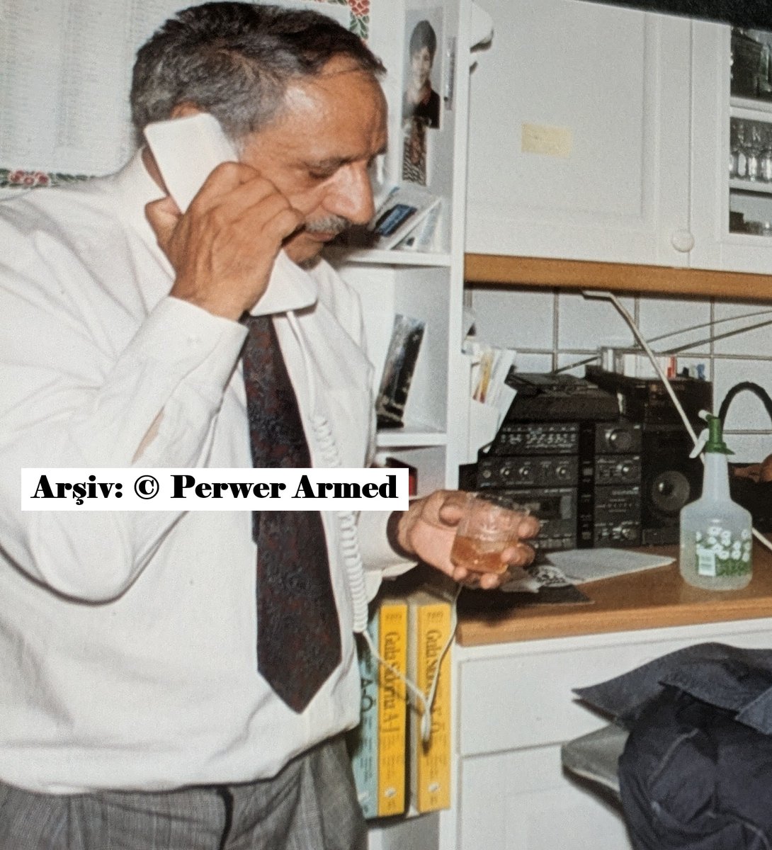 PerwerArmed's tweet photo. İlk kez gün ışığına çıkan bu kare, katledilişinden sadece iki hafta önce, Stockholm'de çekildi. Viyana'ya gitmeden hemen önce...

Oysa Viyana'daki o "müzakere" kanlı bir tuzaktı...

Kürt halkının bilge lideri, karizmatik diplomatı ve aydını Dr. Abdurrahman Qasimlo, "barış" maskesi takmış tetikçiler tarafından haince katledildi.

13 Temmuz 1989 günü saat 18.30 civarında o masada, "Hem eli boş döneceğim hem de İran söz verdiği otonomi için çalışıyor diyemem" dediği anda kurşunlar patlayacaktı.

O karanlık pusunun 37. yıl dönümünde; Dr. Qasimlo’yu, yol arkadaşlarını ve onun onurlu mücadelesini saygı, minnet ve derin bir özlemle anarken...