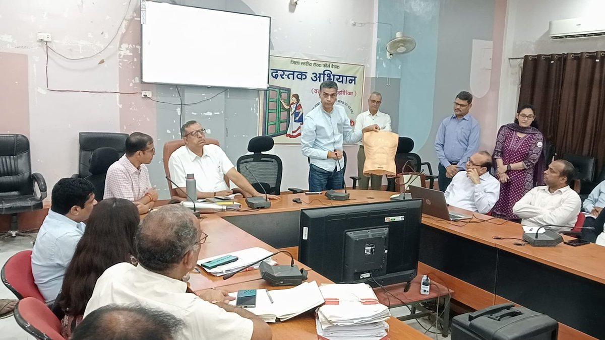 SidhiCollector's tweet photo. कलेक्टर विकास मिश्रा की अध्यक्षता में आयोजित समय-सीमा (टीएल) बैठक के दौरान जिला अधिकारियों के लिए अंगदान जागरूकता एवं सीपीआर (कार्डियो पल्मोनरी रिससिटेशन) पर विशेष हैंड्स-ऑन प्रशिक्षण सत्र आयोजित किया गया।
#Sidhi https://t.co/Ujf9EYNeDU