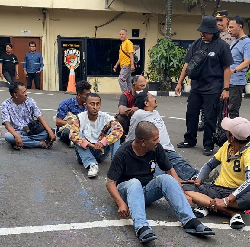 dimarsasongko98's tweet photo. Ada satu profesi di Indonesia yang bisa nyetop kendaraan lo, ngambil kunci lo, bawa motor lo pergi , tanpa surat tugas, tanpa seragam resmi, tanpa lencana.

 Namanya Mata Elang.

Dan yang paling absurd: bahkan APARAT NEGARA SENDIRI udah gerah sama mereka , sampe titik main tangan.

Buka datanya.