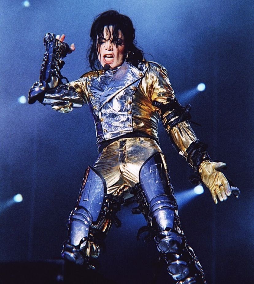 HIST0RYGHSTS's tweet photo. Ever since I found out there’s a HIStory tour show he did with this straight hair I’ve not been the same, someone needs to stop gatekeeping this footage!!!! https://t.co/Jp004afGSE