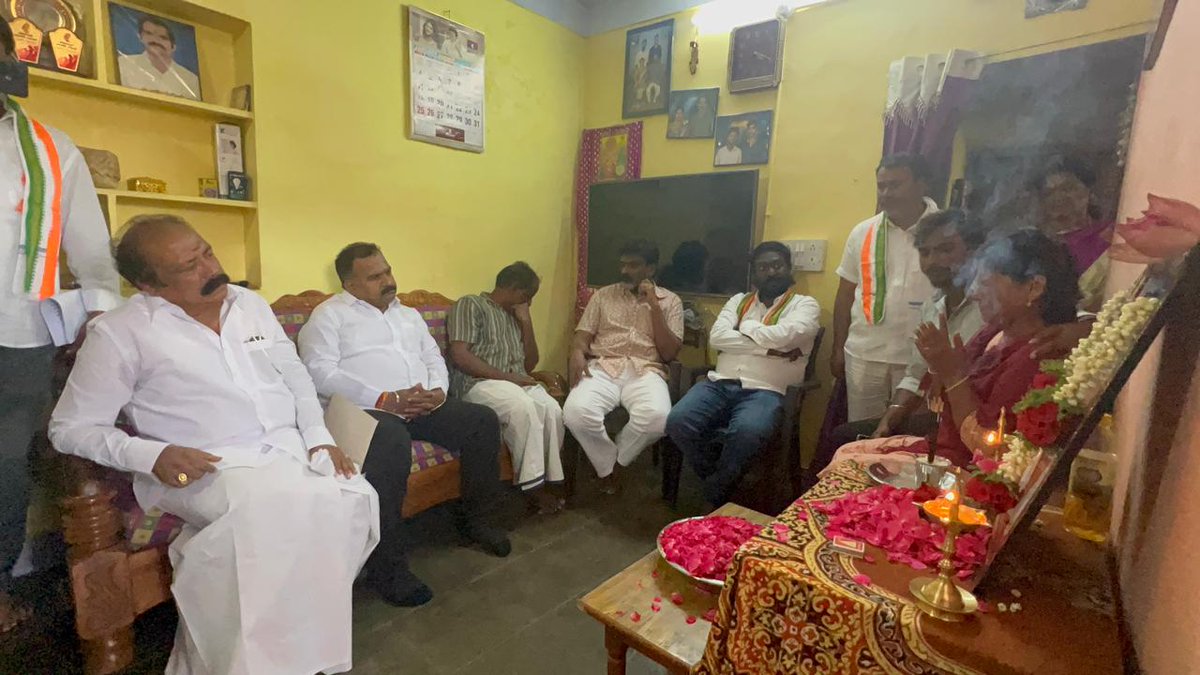 INCTamilNadu's tweet photo. "இனி ஒரு உயிர் கூட போகக் கூடாது!"

நீட் தேர்வால் ஏற்பட்ட மன உளைச்சலின் காரணமாக உயிரிழந்த கிருஷ்ணகிரி மாவட்டத்தைச் சேர்ந்த மாணவன் வெற்றியானந்தம் அவர்களின் குடும்பத்தினரை தமிழ்நாடு காங்கிரஸ் கமிட்டி தலைவர் திரு. ப. மாணிக்கம் தாகூர், எம்.பி., காங்கிரஸ் எம்.பி.க்கள் திரு. விஜய் வசந்த், திரு. கிரிஸ்டோபர் திலக், திரு. கே. கோபிநாத் ஆகியோர் நேரில் சந்தித்து ஆறுதல் தெரிவித்தனர்.

கிருஷ்ணகிரி கிழக்கு மாவட்டத் தலைவர் திரு. எம்.சி. ரகு, கிருஷ்ணகிரி மேற்கு மாவட்டத் தலைவர் திரு. எஸ். ஹரிஷ், மாநில பொதுச் செயலாளர் திரு. கார்த்திக் தங்கபாலு, சிறுபான்மைப் பிரிவுத் தலைவர் திரு. ஜே. முகமது ஆரிப் மாணவர் காங்கிரஸ் தலைவர் திரு. சின்னத்தம்பி  உள்ளிட்ட மாநில, மாவட்ட நிர்வாகிகள் உடனிருந்தனர்.

#BanNEET
#savestudents