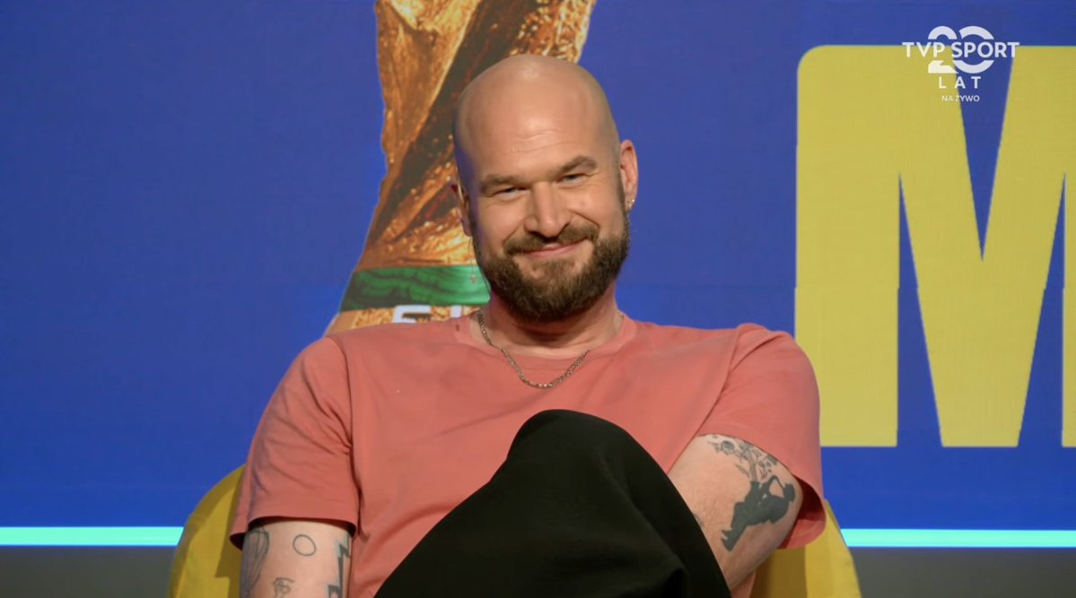 sport_tvppl's tweet photo. Piotr Żelazny z apelem do Gianniego Infantino:

"Gianni, weź to zostaw, skup się na losowaniu kulek, dobrze ci to szło. Nie psuj piłki nożnej, nie psuj piłki nożnej z Trumpem, odwal się..."

📲 Oglądaj online "M jak Mundial" ▶️ https://t.co/xldEixcU8c