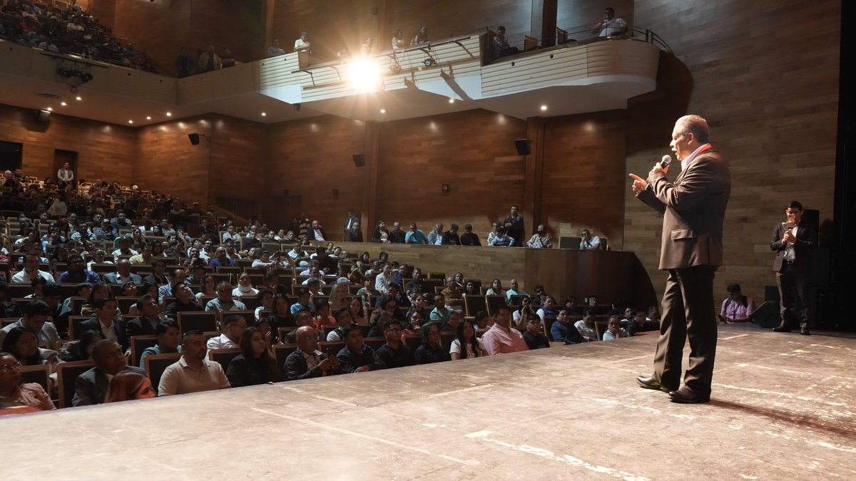 tereso_medina's tweet photo. Recibo esta presea con humildad y con la convicción de redoblar el trabajo. Como lo expresé en este homenaje, el mejor reconocimiento que podemos hacer a quienes nos antecedieron es honrar su legado todos los días, fortaleciendo la unidad, formando nuevas generaciones de dirigentes y poniendo siempre en el centro a las y los trabajadores de México.