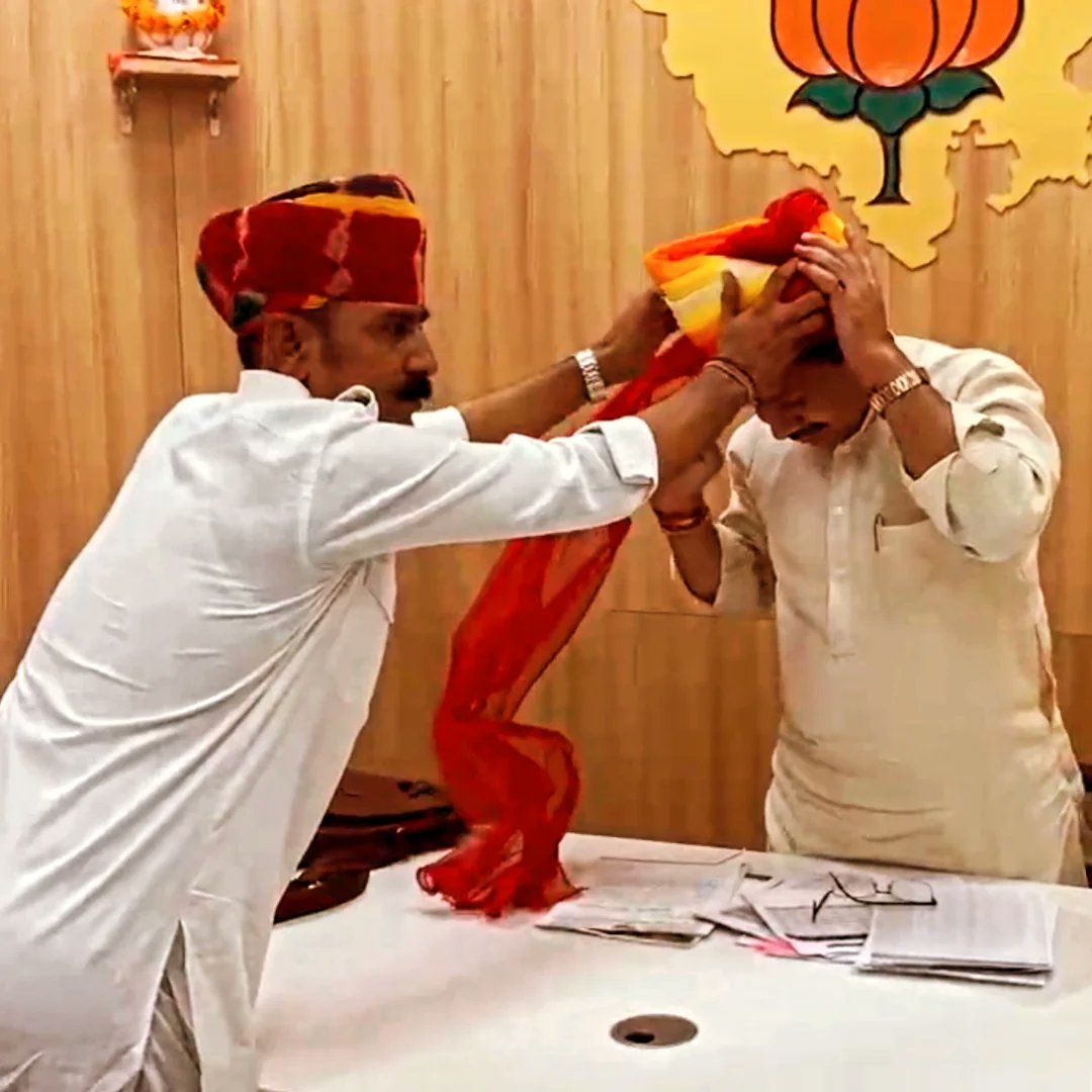vikrantsinghbjp's tweet photo. 📍 जयपुर 
आज भाजपा प्रदेश कार्यालय में माननीय श्री अजय कुमार जी प्रदेश महामंत्री (संगठन) से भेंट कर राजस्थान की वीर धरा पर नये दायित्व पर स्वागत अभिनन्दन किया।
आपको 'यशस्वी भारत' राष्ट्रीय स्वयंसेवक संघ (RSS) के पूज्यनीय सरसंघचालक डॉ. मोहन भागवत जी के विभिन्न अवसरों पर दिए गए 17 महत्वपूर्ण व्याख्यानों और विचारों का संग्रह की प्रति भेंट की। #ViksitBharat #YashsviBharat #NayaBharat @BJP4India @BJP4Rajasthan @ajaeybjp @AmitShah @AgrawalRMD