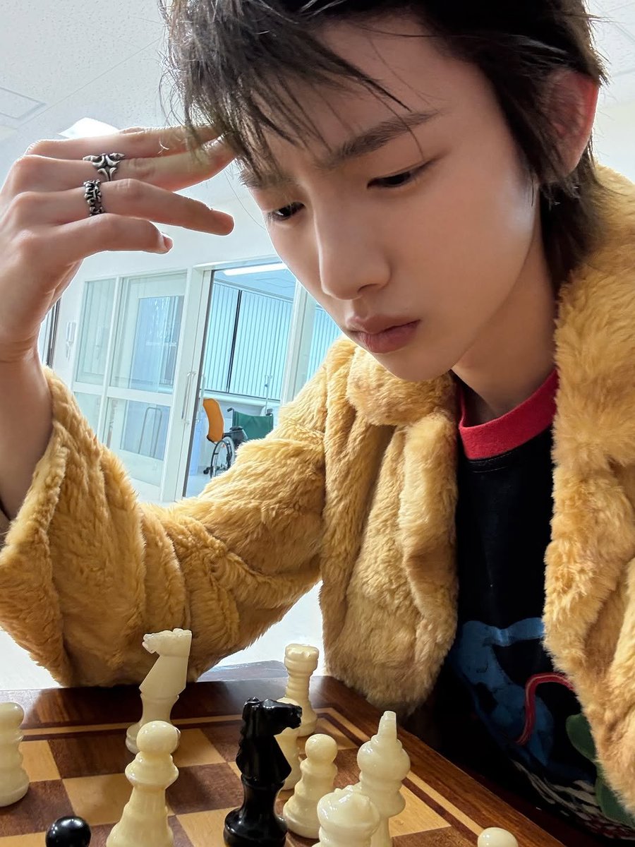 Juoonh's tweet photo. Let me think.. https://t.co/i701qTnCsF