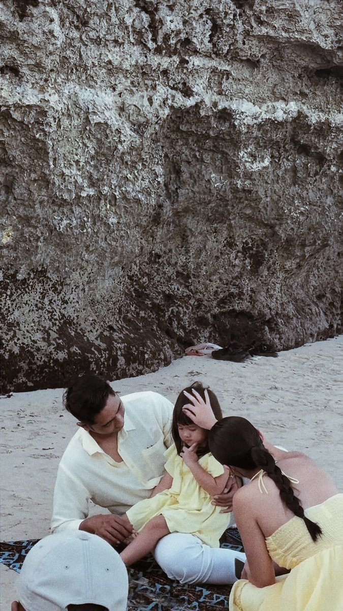 jenssdumpp's tweet photo. butter family's✨💛

— Sena &amp; Davina. https://t.co/VdokqTDAr2