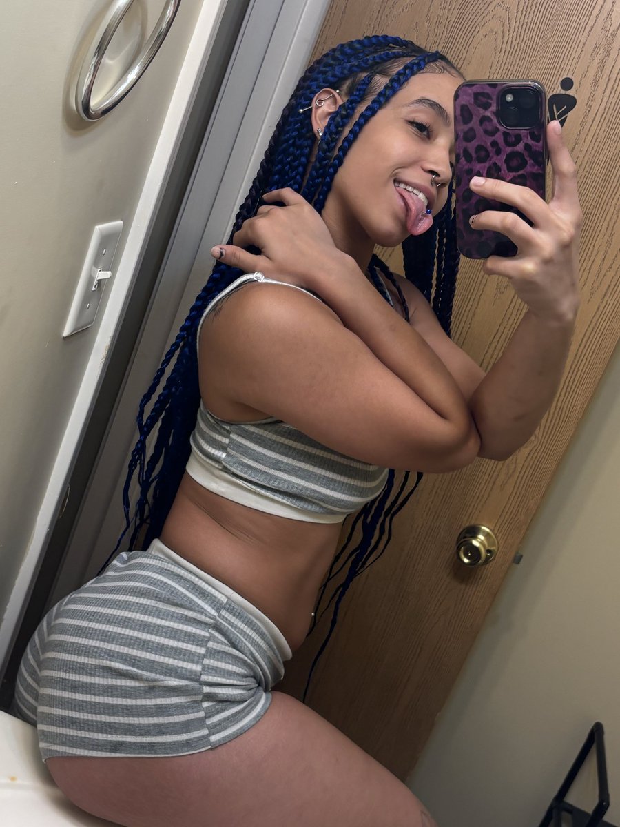 juicy_c00ch's tweet photo. Baddie with a fattie👅 https://t.co/tbOONRoZoA