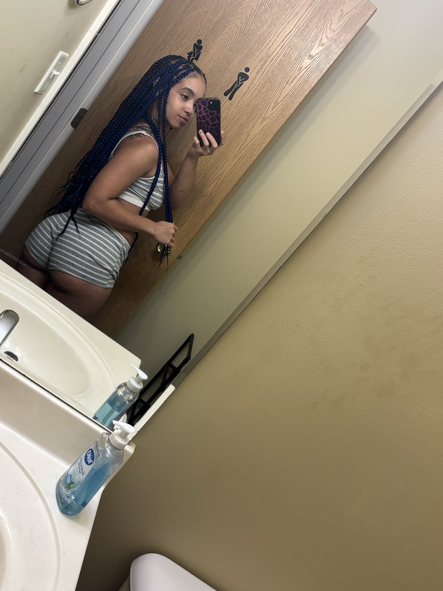 juicy_c00ch's tweet photo. Baddie with a fattie👅 https://t.co/tbOONRoZoA