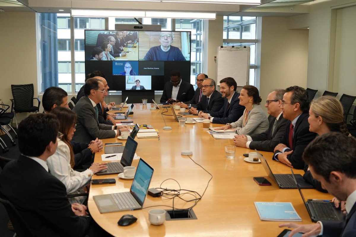 defensoresco's tweet photo. #ATENCIÓN | El vicepresidente electo, José Manuel Restrepo (@jrestrp), junto a los ministros designados de Hacienda y Comercio, se reunió con el Grupo Banco Mundial en Washington D. C. para avanzar en la hoja de ruta económica del Gobierno entrante y consolidar una agenda de cooperación orientada a la reactivación y la estabilidad fiscal de Colombia.