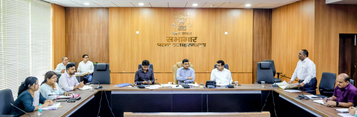 dm_patna's tweet photo. सभी विभाग आपस में समन्वय बनाकर जिला अन्तर्गत चल रही योजनाओं के क्रियान्वयन में तेजी लावें एवं उन्हें समय पर पूरा कराना सुनिश्चित करें। जिलाधिकारी श्री कुन्दन कुमार ने जिलास्तरीय साप्ताहिक समन्वय समिति की बैठक में सभी पदाधिकारियों को उक्त निर्देश दियें। उन्होंने कहा कि यदि किसी विभाग को अपनी योजनाओं के क्रियान्वयन में किसी दूसरे विभाग से सहयोग की अपेक्षा है, तो  वे इस बैठक में उन विन्दुओं को रखें जिससे कि उनका समय पर समाधान कर विकास की गति को और तेजी प्रदान की जा सके।
@samrat4bjp
@IPRDBihar
@BiharRDD
@gadbihar 
@BiharCabinet 
@PRD_Bihar
@BiharRevenue 
@UDHDBIHAR 
@cityofpatna 
@food_bihar 
@IcdsDirectorate 
@LSBA_Bihar 
@DoSWBihar 
@Agribih 
@BiharHealthDept 
@BiharPHED 
@RCD_Bihar 
@EnergyBihar 
@BiharHomeDept 
@BiharPlanning 
@BiharEducation_