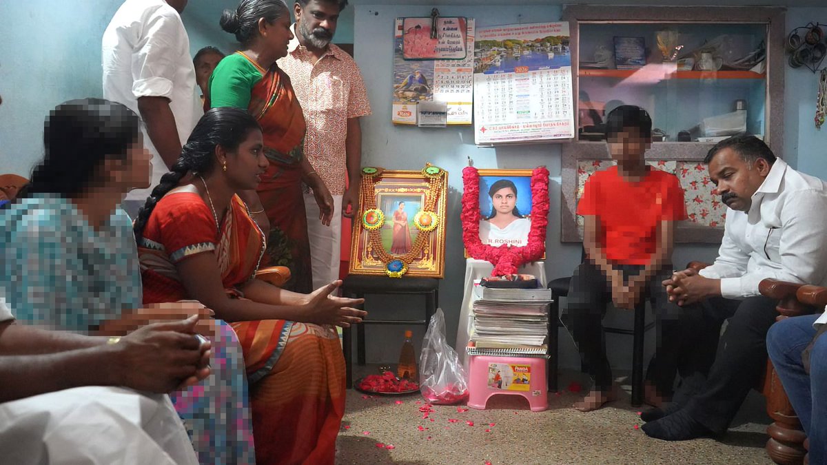 INCTamilNadu's tweet photo. "இனி ஒரு உயிர் கூட போகக் கூடாது!"

நீட் தேர்வால் ஏற்பட்ட மன உளைச்சலின் காரணமாக உயிரிழந்த தருமபுரி மாவட்டத்தைச் சேர்ந்த மாணவி ரோஷினி அவர்களின் குடும்பத்தினரை தமிழ்நாடு காங்கிரஸ் கமிட்டி தலைவர் திரு. ப. மாணிக்கம் தாகூர், எம்.பி., காங்கிரஸ் எம்.பி.க்கள் திரு. விஜய் வசந்த், திரு. கிரிஸ்டோபர் திலக் ஆகியோர் நேரில் சந்தித்து ஆறுதல் தெரிவித்தனர்.

தருமபுரி மாவட்ட தலைவர் திரு கோவி சிற்றரசு மாநில பொதுச் செயலாளர் திரு. கார்த்திக் தங்கபாலு உள்ளிட்ட மாநில, மாவட்ட நிர்வாகிகள் உடனிருந்தனர்.

#BanNEET
#SaveStudents
#BJPFails