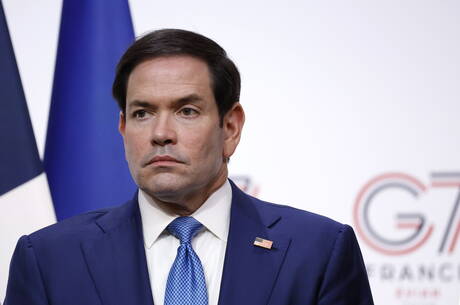 Agenzia_Ansa's tweet photo. Marco Rubio ha lanciato un durissimo attacco alla Corte Penale Internazionale, accusandola di voler diventare "l'arbitro incontrollabile di una nuova legge globale". In un video pubblicato sui social media il segretario di Stato americano ha accusato la Cpi di voler  "processare e arrestare i nostri cittadini a piacimento e minacciare la sovranità americana" avvertendola che gli Stati Uniti "le insegneranno il pieno significato della determinazione americana". #ANSA 
https://t.co/mc64vDYCCd
