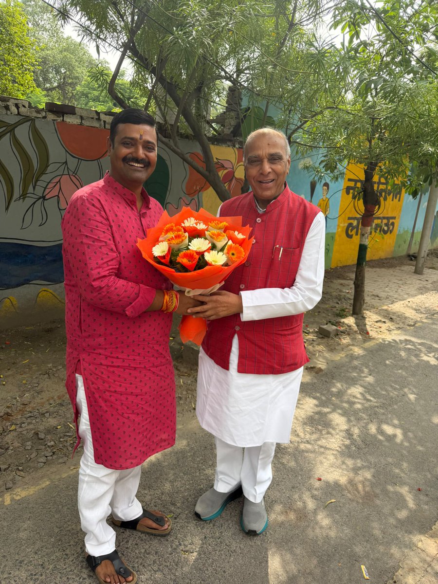 rakeshbjpup's tweet photo. डुमरियागंज के लोकप्रिय सांसद जगदंबिका पाल जी को उनकी 51 वीं वैवाहिक वर्षगांठ पर मिलकर शुभकामनाएं दी 
@jagdambikapalmp https://t.co/adjHh3Rbhi