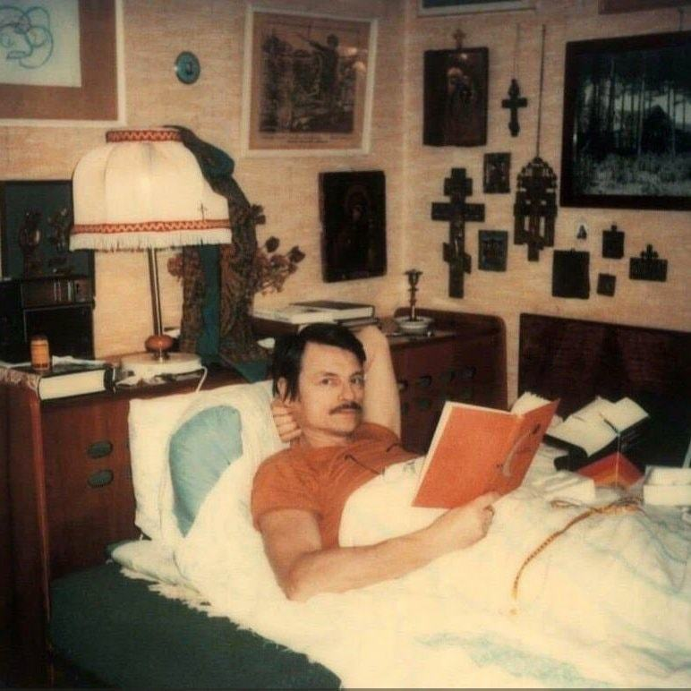 niklasgv's tweet photo. Andréi Tarkovski leyendo a Flaubert. https://t.co/uoumQzkAAf