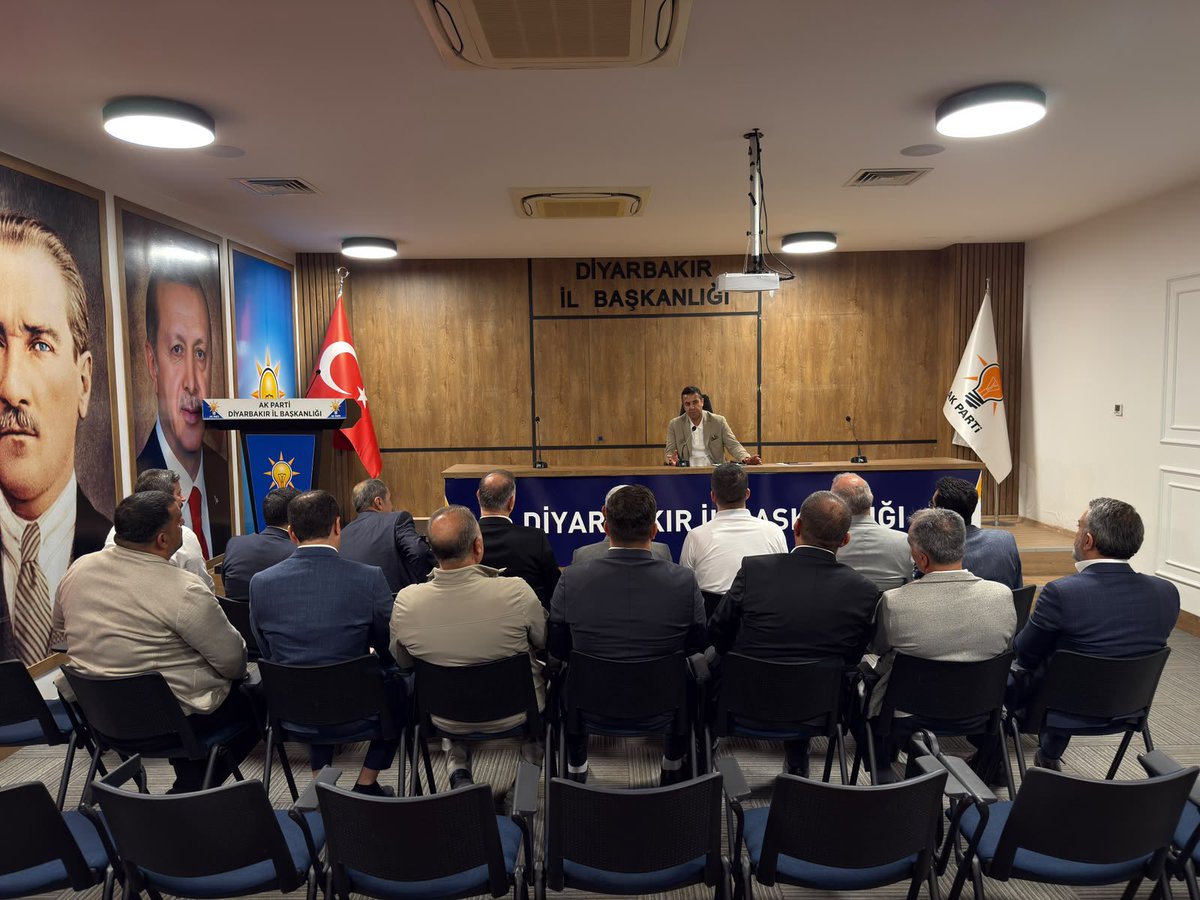 OMehmetoglu21's tweet photo. 📍 AK Parti Diyarbakır İl Başkanlığı

İl Başkanımız Sayın Hamit Sümer’in başkanlığında gerçekleştirilen İlçe Başkanları İstişare ve Değerlendirme Toplantısına katılım sağladık.

Teşkilatlarımız arasında birlik ve beraberliği güçlendiren, istişare kültürünü ön planda tutan, kapsayıcı ve samimi yaklaşımıyla her zaman yol gösterici olan İl Başkanımız Sayın Hamit Sümer’e teşekkür ediyoruz.

Cumhurbaşkanımız ve Genel Başkanımız Sayın Recep Tayyip Erdoğan’ın liderliğinde; Diyarbakır’ımız ve aziz milletimiz için aynı hedef doğrultusunda, ortak akıl ve güçlü teşkilat anlayışıyla çalışmaya devam edeceğiz.

Birlikten kuvvet doğar anlayışıyla, İl Başkanımızın yanında ve destekçisi olarak davamıza hizmet etmeyi sürdüreceğiz. Rabbim birliğimizi, beraberliğimizi ve kardeşliğimizi daim eylesin.
@RTErdogan @Akparti @abuyukgumus @HamitSumer21