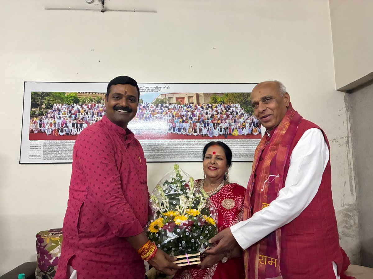rakeshbjpup's tweet photo. डुमरियागंज के लोकप्रिय सांसद जगदंबिका पाल जी को उनकी 51 वीं वैवाहिक वर्षगांठ पर मिलकर शुभकामनाएं दी 
@jagdambikapalmp https://t.co/adjHh3Rbhi