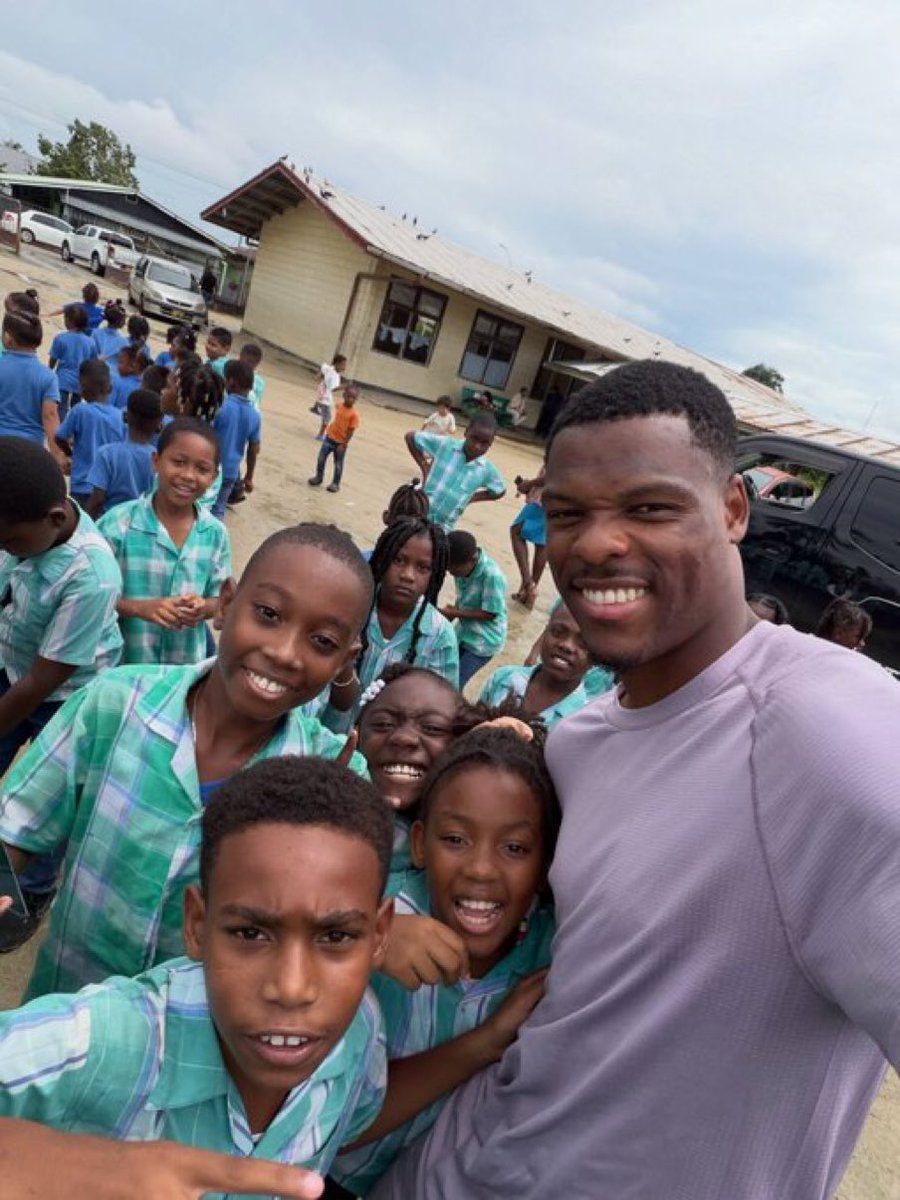 theMadridZone's tweet photo. Denzel Dumfries in Suriname 🇸🇷 https://t.co/qU5wKUaqrB