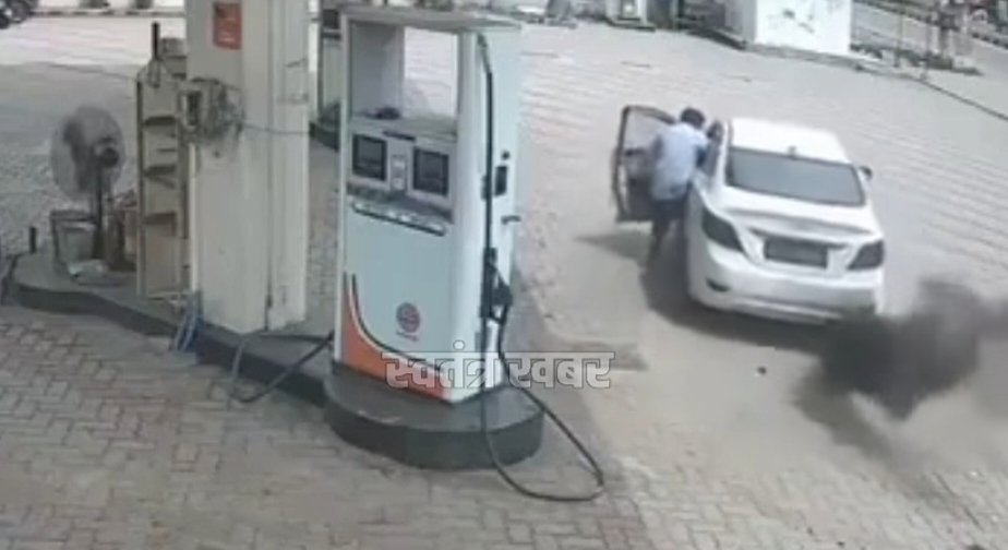chairman_8555_'s tweet photo. करवाई होनी चाहिए 

हरियाणा के कुरुक्षेत्र में एक Hyundai Verna कार चालक ने ₹3,500 का डीजल भरवाया। इसके बाद वह पैसे दिए बिना भागने लगा।

जब पेट्रोल पंप के एक कर्मचारी ने उसे रोकने की कोशिश की और कार की सीट पकड़ ली, तो चालक उसे गाड़ी में घसीटते हुए लेकर फरार हो गया।

करीब 1 किलोमीटर तक घसीटे जाने के बाद कर्मचारी ने चलती कार से कूदकर किसी तरह अपनी जान बचाई।