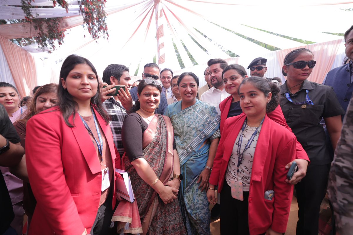 gupta_rekha's tweet photo. दिल्ली से किया एक और वादा अब पूरा होने जा रहा है।

नारी सशक्तिकरण के हमारे संकल्प को नई शक्ति देते हुए महिला समृद्धि योजना अब ‘दिल्ली लक्ष्मी योजना’ के नाम से शुरू होगी। रक्षाबंधन के आसपास इसके शुभारंभ का लक्ष्य है। योजना के तहत 21 से 60 वर्ष आयु वर्ग की पात्र महिलाओं को हर माह ₹2,500 की आर्थिक सहायता प्रदान की जाएगी। पात्रता के स्पष्ट और पारदर्शी मानक तय किए गए हैं, ताकि इसका लाभ केवल वास्तविक जरूरतमंद महिलाओं तक पहुँचे।

माननीय प्रधानमंत्री श्री @narendramodi जी के नेतृत्व में दिल्ली सरकार ने पिछले डेढ़ साल में नारी शक्ति के सम्मान, सुरक्षा, सुविधा और आर्थिक आत्मनिर्भरता के लिए मिशन मोड में अनेक ऐतिहासिक पहल की हैं। और…यह अभियान निरंतर नई गति के साथ आगे बढ़ रहा है।

#SashaktNaariSamriddhDelhi
#ViksitDelhi