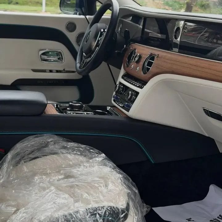 hollaoflagos's tweet photo. ODOGWU SPEAKINGS 😎

MINT 2025 Rolls-Royce Spectre standard edition coupe

Price: 1.8BN

Delivery Nationwide available after purchase 🚚
Location lagos Nigeria 
#rollsroyce #1shot #bshenco #spectre #rollsroycespectre https://t.co/pPGJFV2cMk