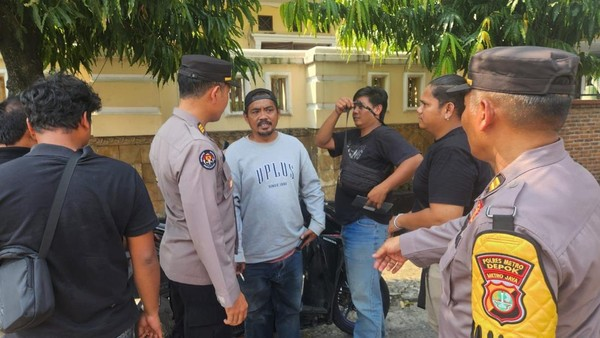 dimarsasongko98's tweet photo. Depok, Agustus 2025: 4 matel nyegat motor orang, gasak paksa tanpa surat resmi, TANPA SEPENGETAHUAN PIHAK LEASING SENDIRI, terus disimpen di "gudang" pribadi mereka.

Kapolseknya bilang lugas: "Ini jelas pidana." 

Pasal 368 KUHP soal pemerasan, ancaman di atas 7 tahun.