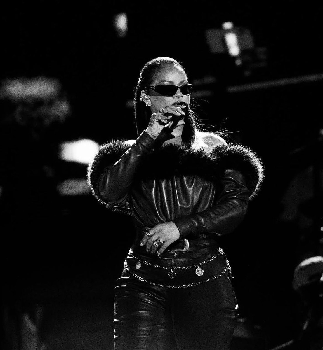 artcobat's tweet photo. Vocês são muito estúpidos com esses comentários maldosos diminuindo a Rihanna. A mulher claramente subiu no palco pra prestigiar o trabalho do amigo (Jay-z), foi só um bolinho, não é a festa toda não. Inclusive ficou visível que não existe outra Rihanna nesse mundão, só ela preenche o lugar que deixou no showbusiness. 

Mulherão bafo, pisou os pés naquele palco e causou todo esse alvoroço, com a mesma pose de fodona de sempre.