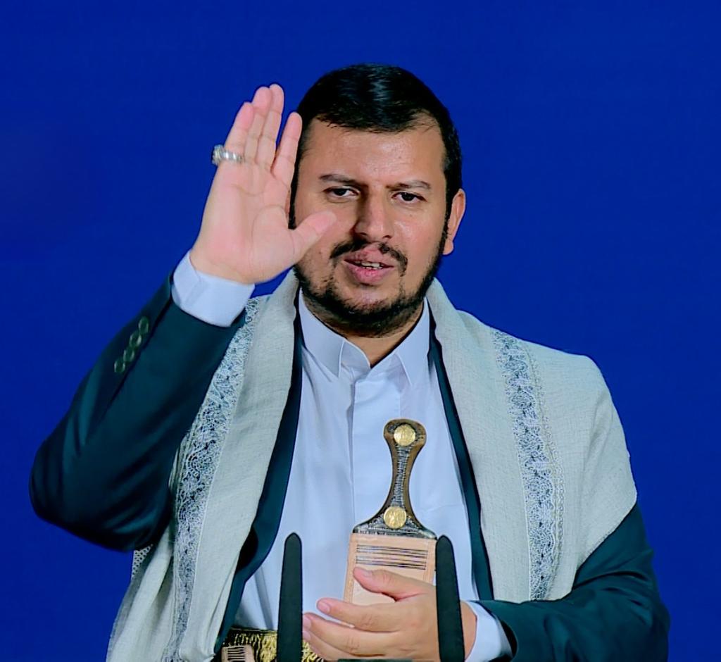 AlJawfiAmin's tweet photo. سـلام يــ اعـز واغـلى مـن يـرد الـسلام
رجـــال الإقــدام تـرسـل لــك تـحـياتها

يـالـقايد الـعـام ذي لا قـام لـلحرب قـام
واعــداه لا قــام تـُسـقـط كــل رايـاتـها

ايـام واعـوام ذي نـطعم حـمام الـسلام
مــن قــوت الايـتام والـثكلى ومـأساتها

والـيوم الاجـرام مـن بـادر بقتل الحمام
وهـــدنـــة اعــــوام غــلـقـنـا مـلـفـاتـهـا

والفرط قد صام يكفي له وكسر الصيام
ســوقـوه قــدام يـفـطر فــي مـطـاراتها

صـكـوه مـلـطام يـلقي كـل صـابر جـرام
ويـعـرف احـجام صـنعاء الـعز وايـداتها

قد جـيش الاسـلام مـتجهز لكل اقـتحام
والـوعــد قــدام بـلــغ نـجـد واخـواتـهـا
.
.
@AlJawfiAmin