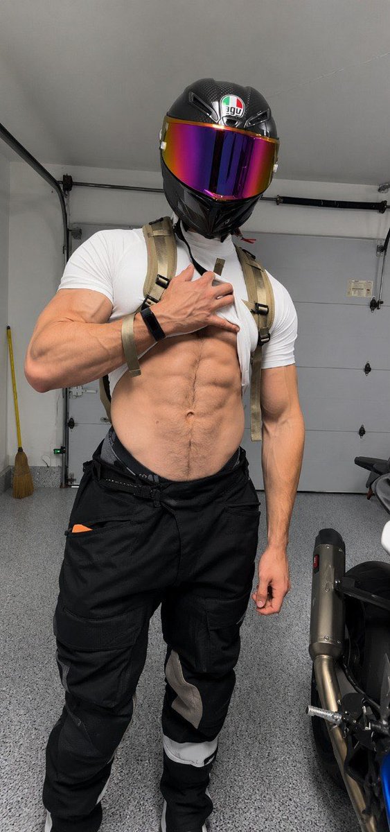 AugustBerli's tweet photo. Would you really just stare? Hmm I doubt it. Send me a message if you want more. 👀😈 https://t.co/VIWr8vitcE