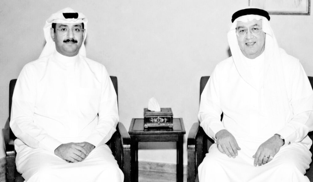 mubarakshalan's tweet photo. غازي القصيبي...
" بوكيه حياة"
لو لم ألتقِ الدكتور غازي القصيبي في مسيرتي الإعلامية، للمتُ نفسي كثيرًا. فلقاؤه لم يكن مجرد مقابلة صحفية، بل كان لقاءً مع إنسانٍ اختصر في شخصه عوالم متعددة.
كان غازي القصيبي
 أشبه ببوكيه حياة ،
 فيه من كل ألوان الفكر ، والثقافة، والسياسة والإدارة، وتتناغم فيه موهبة الشاعر مع خيال الروائي، ورصانة الكاتب الصحفي مع خفة الكاتب الساخر.
تشرفت بلقائه خمس مرات، توزعت بين لندن والكويت، وكانت كل جلسة معه تضيف إلى رصيدي الإنساني والثقافي قبل أن تضيف إلى رصيدي المهني. وأجريت معه حوارًا من أجمل الحوارات التي اعتز بها، لأنني كنت أمام عقلٍ لا يكرر نفسه،
 وقلمٍ لا يشبه إلا صاحبه.
كان يتحدث بثقافة واسعة، وحضورٍ آسر، وذكاءٍ حاضر، ويمنح محاوره شعورًا بأنه أمام مدرسةٍ كاملة، لا أمام شخص واحد. لذلك بقي غازي القصيبي في ذاكرتي أكثر من مجرد مسؤول أو سفير
 أو وزير ، بقي رمزًا عربيًا استثنائيًا، جمع بين الإبداع والفكر والإدارة، وترك أثرًا يصعب أن يتكرر.
رحل الجسد، لكن بقيت كتبه، وشعره، ورواياته، ومقالاته، وبقيت سيرته شاهدة على أن الإنسان يمكن أن يعيش أكثر من حياة... إذا أحسن أن يصنع أثره  !!
 سألته هل نتحدث قليلاً عن جانب الإنسان في داخلك، فقد سمعت يوماً شخصاً يقول إن الحكومة بلا قلب، وأنت «حكومة»، ومع ذلك تحتفظ بقلبك، فأنت تعشق وتضحك وتُضحك الآخرين، فما هو السر؟
لم أفكر في نفسي قط، باعتباري «حكومة» حتى عندما كنت في قمة السلم الإداري، كنت ولا أزال 
 أعتبر نفسي خادماً صغيراً للجمهور، وهذه الخدمة 
لا يمكن أن تقدم إلا إذا كان من يقدمها يحمل قلباً قادراً على التجاوب مع هموم الآخرين وعذاباتهم ،
لا أذكر أني نمتُ ليلة واحدة وعلى مكتبي ورقة واحدة تحتاج إلى توقيع . كنت
 ولا أزال أدرك أن التوقيع الذي لا يستغرق من وقت صاحبه سوى ثانية واحدة 
قد يُعطل مصالح الناس 
عدّة أيام.
وسألته ما هو سرك احتفاظك بروح الفكاهة والنكتة والسخرية والتهكم؟
قال أنا أتعامل مع مبادئي وعملي وهموم الإنسان بصفة جدية، ولكنني لا آخذ نفسي بجدية، أنا قادر على الضحك من نفسي، ومن أخطائي الكبيرة والصغيرة، وأوهامي العجيبة، وقوامي الممشوق، فالذي يضحك من نفسه يستطيع الضحك من الآخرين،
 «وما ساواك بنفسه 
فما ظلمك !».
قلت له في ظل الإصدارات العديدة ما بين شعر وقصة ورواية ومسرحية أين تجد الوقت لكي تقرأ أولاً ولتكتب ثانياً، ولتبدع ثالثاً، وكيف تستطيع أن تعيش مع هذه المعارك لتنتصر في النهاية؟
قال لي :الكثيرون يتعاملون مع الوقت وكأنه بضاعة متجددة لا نفاذ لها،
 وحقيقة الأمر  كما قال الأولون 
أن الوقت كالسيف إن لم تقطعه قطعك، ومنذ صباي الأول كنت حريصاً على تنظيم وقتي على نحو يتيح لي العمل بأقصى درجة من الكفاءة، فأنا لا أقضي في تناول طعام الغداء سوى خمس دقائق، وهناك من يقضي عدة ساعات،
 وأنا لا أكاد أحضر ولائم العشاء، وهناك ما يحضرها كل ليلة، وأنا لا أقضي دقيقة واحدة في لعب «البلوت»
 أو «الكوت»، وإذا حرصت على عدم قتل الوقت في مجاملات اجتماعية فارغة، أو في أنشطة لا تغني
 ولا تسمن من جوع، ستجد أن ساعات الليلة والنهار تتسع للكثير جداً!
#مبارك_الشعلان 
#شارع_الصحافة 
#غازي_القصيبي