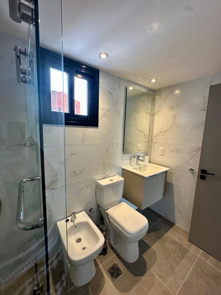 AlejandroBuysan's tweet photo. Alquiler apartamento Amoblado 1 dormitorio en Punta Carretas, Barbacoa con parrillero, Gimnasio, Cowork, Rooftop y Lavadero.
Inigualable ubicación, a pasos del Golf, Parque Rodó y Pocitos. 
Incluye Garaje y Amoblamiento. Precio 1.460.-

https://t.co/BvlaJNGsmT https://t.co/zME26QfunS