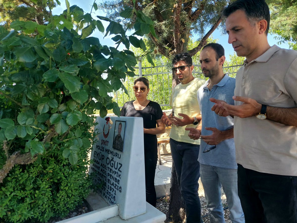 ibrahimcetin23's tweet photo. Okul/kurum yöneticilerimizle Harput Şehitliğini ziyaret ederek;15 Temmuz şehidimiz Kebanlı Şehit Özel Harekat Polisi Eyyüp Oğuz'u rahmetle ve dualarla yâd ettik. #elazığ https://t.co/hisje8K9CQ