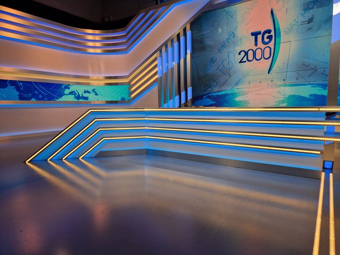TV2000it's tweet photo. 📢 Questa sera nel @tg2000it delle ore 18.30:
1️⃣ La battaglia di Hormuz #Iran #Usa
2️⃣ Legge elettorale: scontro politico
3️⃣ Caldo: terza ondata
4️⃣ Social al limite di età #Vonderleyen
5️⃣ Visita #Papa, inno peruviano
In diretta su #Tv2000📺#13luglio
Direttore @vinmorgante https://t.co/v70yDyx4WZ