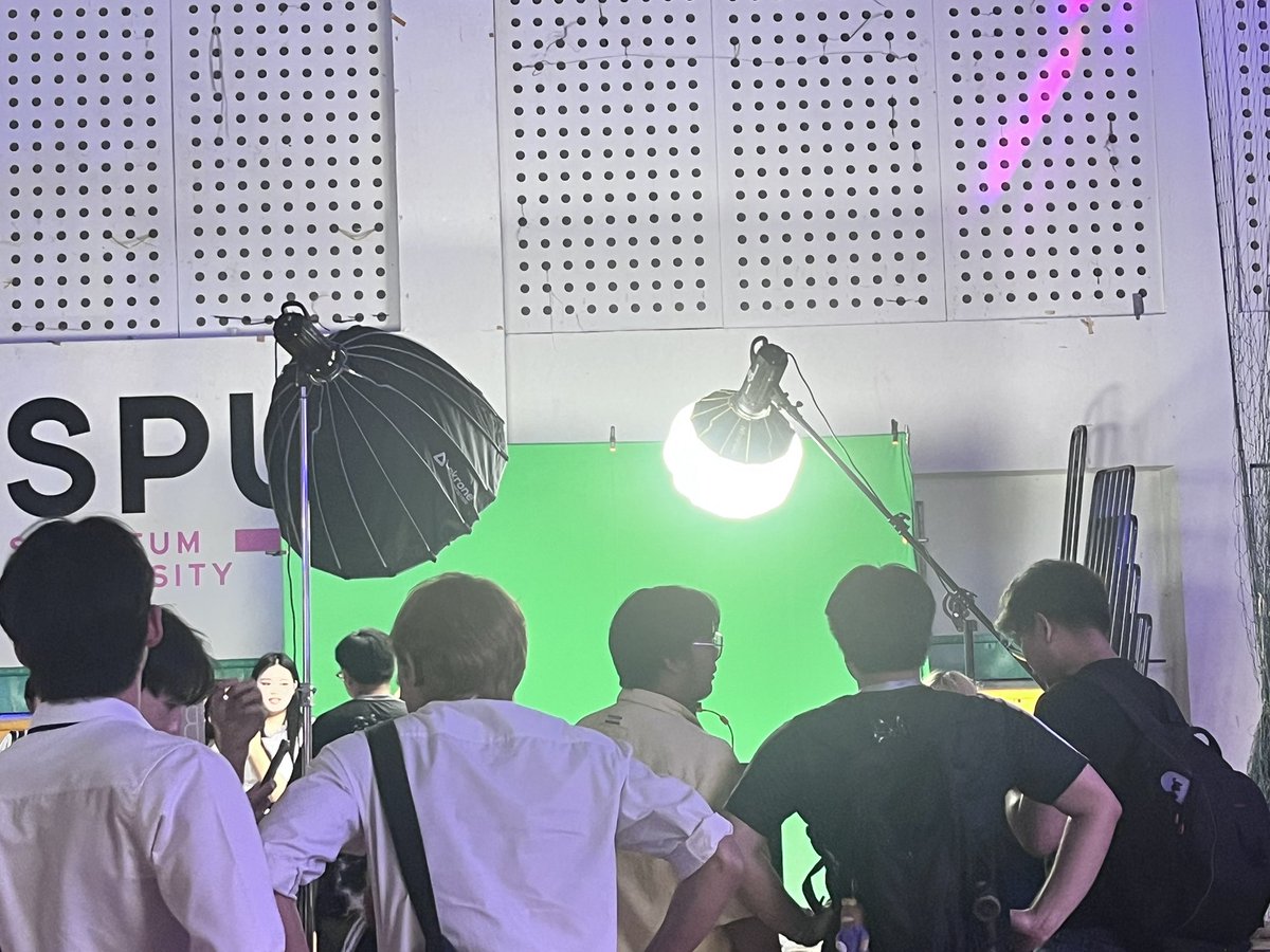makeupbylliptan's tweet photo. อีกหนึ่งมุมไฮไลต์ในงานที่ห้ามพลาดเลยค่ะมาลองยืนโพสต์ท่าสนุกๆ ให้ AI เจนพื้นหลังเก๋ๆ ให้ มิกซ์เทคโนโลยีเข้ากับสตูถ่ายภาพได้ลงตัวและน่ารักมาก  #SPUCAaiShowcase https://t.co/Tog9y9ym8O