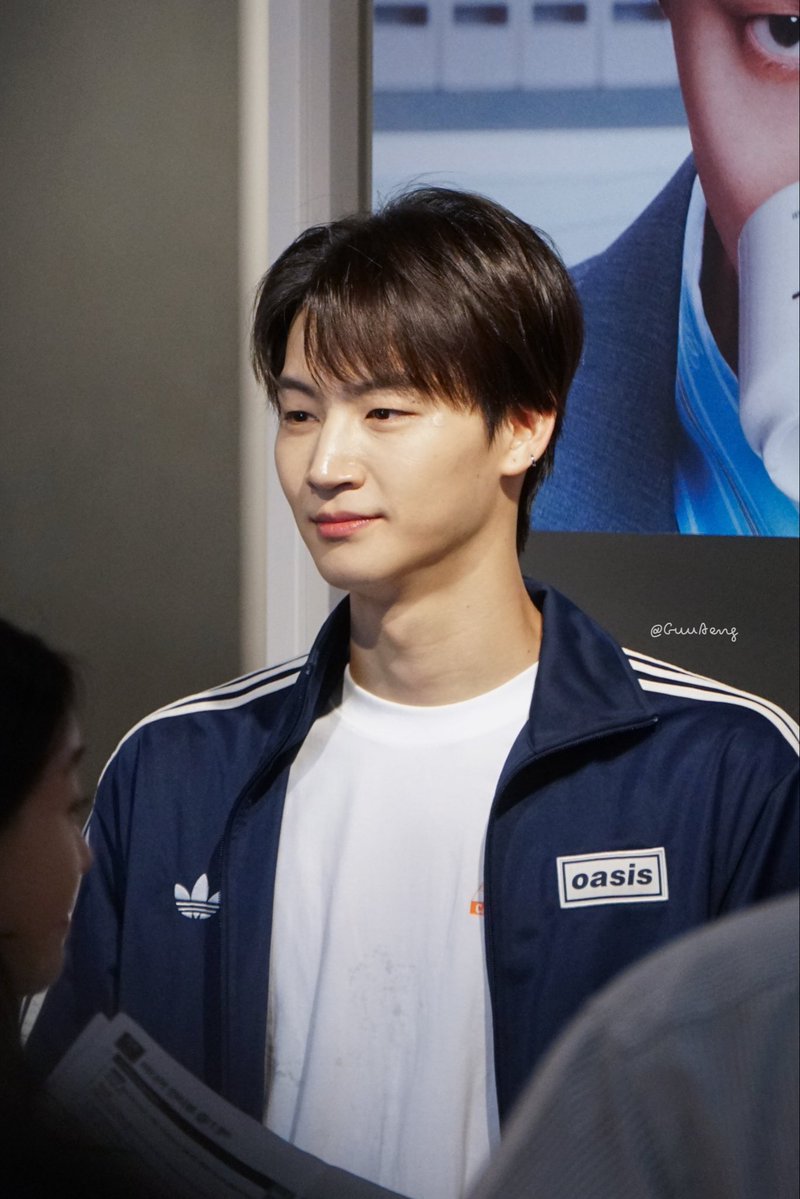 GuuAeng's tweet photo. ดูแล้วน่าจะปวดบ่า เพราะแบกความหล่อไว้เยอะ 😎

#SiamDiscoveryxJAYB
@defjaybkr #JAYB #제이비 https://t.co/v2dSN1M3nb