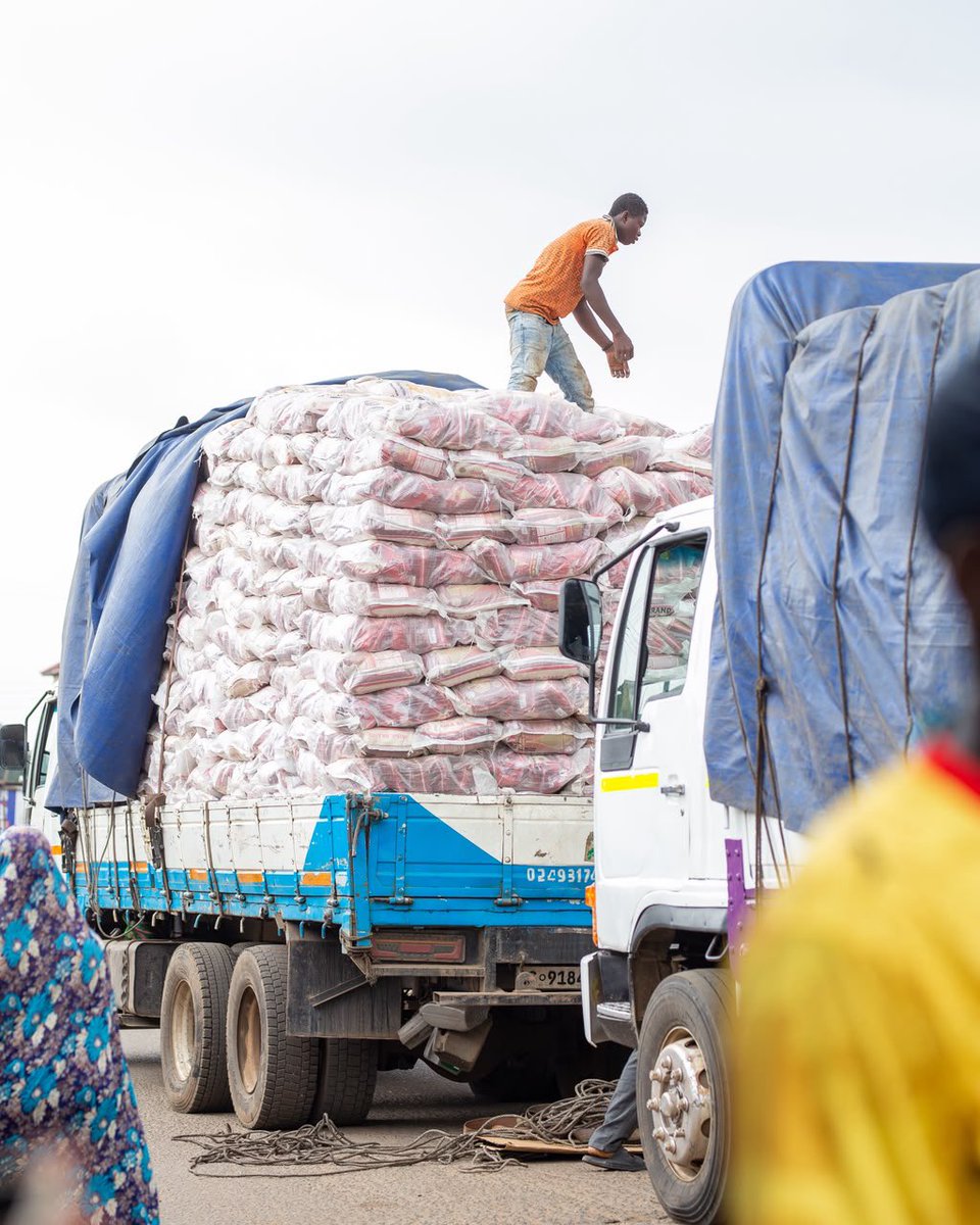 yhaw_pizzaro's tweet photo. Alhaji Seidu Agongo Steps Up for Flood Victims with Massive Humanitarian Donation ❤️

 #SeiduAgongo https://t.co/sbpU5hCXQ8
