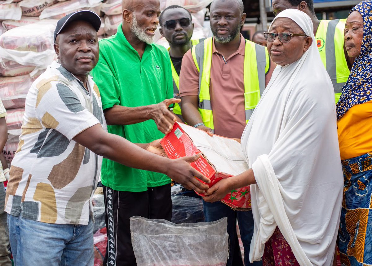 yhaw_pizzaro's tweet photo. Alhaji Seidu Agongo Steps Up for Flood Victims with Massive Humanitarian Donation ❤️

 #SeiduAgongo https://t.co/sbpU5hCXQ8