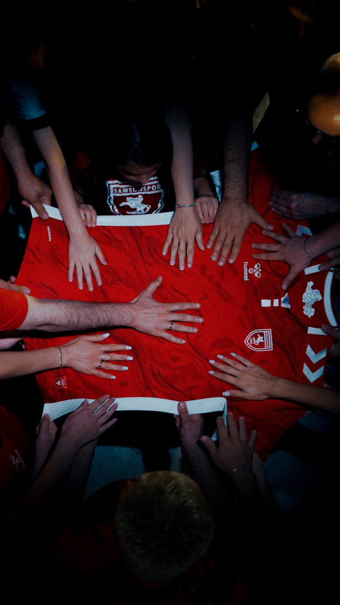 Samsunspor's tweet photo. Her insanın kendine özgü bir parmak izi vardır. Her şehrin de kendine has bir kalp atışı... ❤️ 

Bir şehir. 17 ilçe. Tek arma.

Samsun'da birbirinden farklı hayatlar, farklı hikayeler var. Ama ne olursa olsun, aynı arma için atan tek bir kalp var. 

Bizim hikayemize, şehrimizin sesini milyonlara ulaştıran Sefo eşlik ediyor. Çünkü bu şehrin sesi de, bu formanın taşıdığı ruh da aynı yere ait.

• Forma satışlarından elde edilen gelirin %10'unu, lösemi tedavisi gören çocuklarımızın tedavisine destek olmak amacıyla bağışlıyoruz.

• Bağışımızı Sefo ile birlikte, onun adına gerçekleştiriyoruz.

• Lösemi tedavisi gören çocuklarımızla birlikte onlara umut olmaya ve onların yanında durmaya devam edeceğiz. ❤️

Çünkü biz, birlikte Samsun'uz.

We Are Samsun. ❤️🤍

#Samsunspor #AtatürklüArma #WeAreSamsun