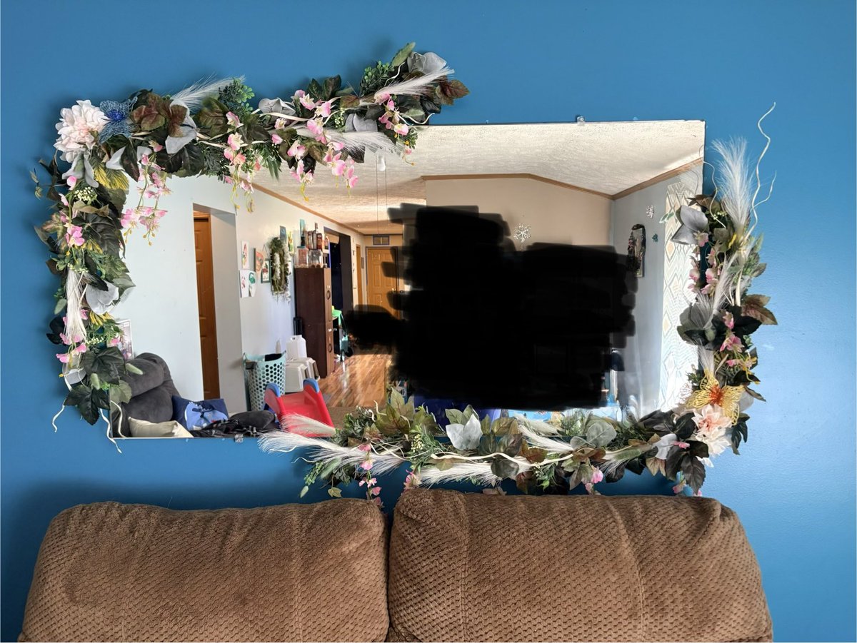KozysCreations's tweet photo. Not my normal digital art post but here is the floral mirror corners I made over the weekend and the mirror I made them for!!!
More details on my instagram and facebook page! 💛 https://t.co/MPRfDR1LIH