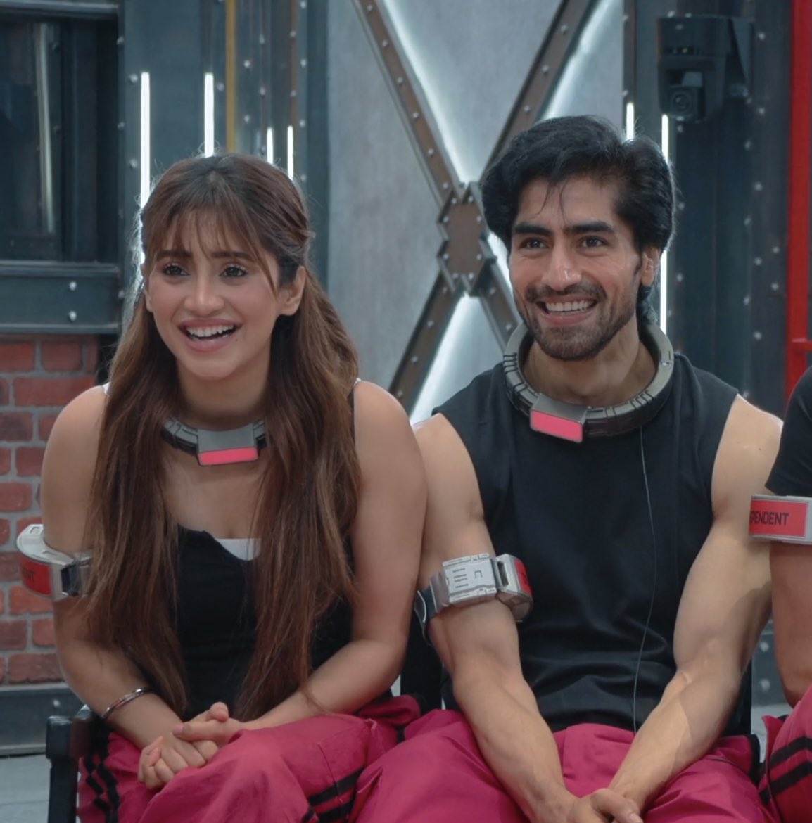 Ajab_Pehchan's tweet photo. Literally the hottest frame of them 🫠🫠🔥🔥
#HarshadChopda #ShivangiJoshi #LockUpp2 https://t.co/vRiYwjXxr3