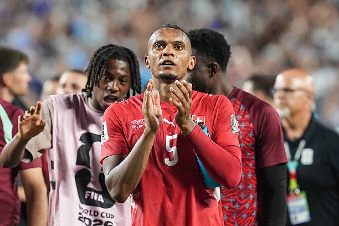 Mercado_Ingles's tweet photo. 🚨🗣️ Manuel Akanji tras la derrota ante Argentina: 

“Nunca antes había jugado un partido con este grado de sesgo."

"Es lamentable que nos eliminaran de esa manera cuando sabes que eres capaz de ganar, incluso con el árbitro en contra, cobrando cada falta menor contra nosotros. 

No soy de los que se quejan del arbitraje, pero nunca antes había jugado un partido con este grado de sesgo, donde se cobra cada falta menor, no se pita ninguna de sus simulaciones, y luego Embolo recibe una segunda tarjeta amarilla." 🇦🇷🇨🇭