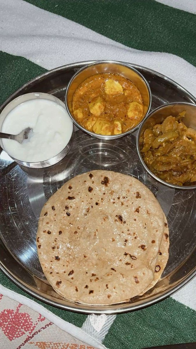 Sanvi6845148's tweet photo. Home made dinner 🍽️😋 it's very yummy and healthy, can you join with me?? 🤌🏻😅 https://t.co/T1ALOrL00D