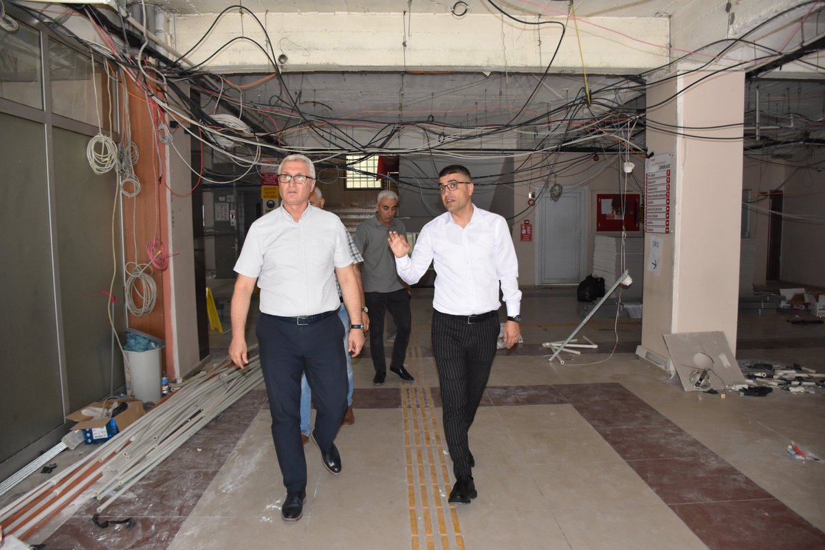 BatmanilMEM's tweet photo. İl Müdürümüz Yaşar Ciğer Hizmet Binasındaki Çalışmaları Yerinde İnceledi

İl Millî Eğitim Müdürümüz Yaşar Ciğer, Batman İl Millî Eğitim Müdürlüğü hizmet binasında devam eden tadilat çalışmaları kapsamında A ve B bloklarda incelemelerde bulundu.

Devam eden çalışmaları yerinde değerlendiren İl Müdürümüz Yaşar Ciğer, yürütülen tadilat süreci ve planlanan çalışmalar hakkında İl Millî Eğitim Müdür Yardımcısı Mustafa Arslan’dan bilgi aldı. İncelemeler sırasında çalışmaların, kurum hizmetlerinin kesintisiz ve etkin bir şekilde sürdürülmesine katkı sağlayacak şekilde planlanmasının önemine vurgu yapıldı.

Hizmet binasında gerçekleştirilen tadilat çalışmalarıyla çalışma ortamlarının daha modern, güvenli ve işlevsel bir yapıya kavuşturulması hedefleniyor. İl Müdürümüz Yaşar Ciğer, çalışmaların belirlenen takvim doğrultusunda titizlikle yürütülmesinin önemine dikkat çekerek sürece ilişkin değerlendirmelerde bulundu.

@tcmeb @Yusuf__Tekin @batmanvaliligi @yasarciger