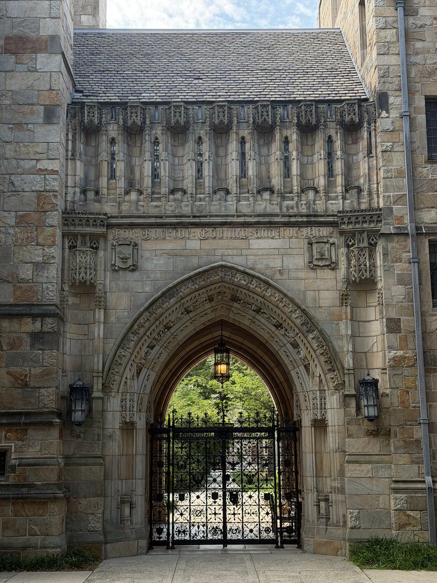 DoraOzsoy's tweet photo. Yale universitesine aklim gitti.

Iddia ediyorum bu kadar nobel odullu bilim insani cikmasinda sadece egitim degil, mimari de etkili.

Adamlar 300 sene once her detaya ozenmis, taslari imgelerle ve mesajlarla donatmis. Cok baska bi vizyon ve vizyonun parcasi gibi hissediyosun. https://t.co/K4BNoWq32V