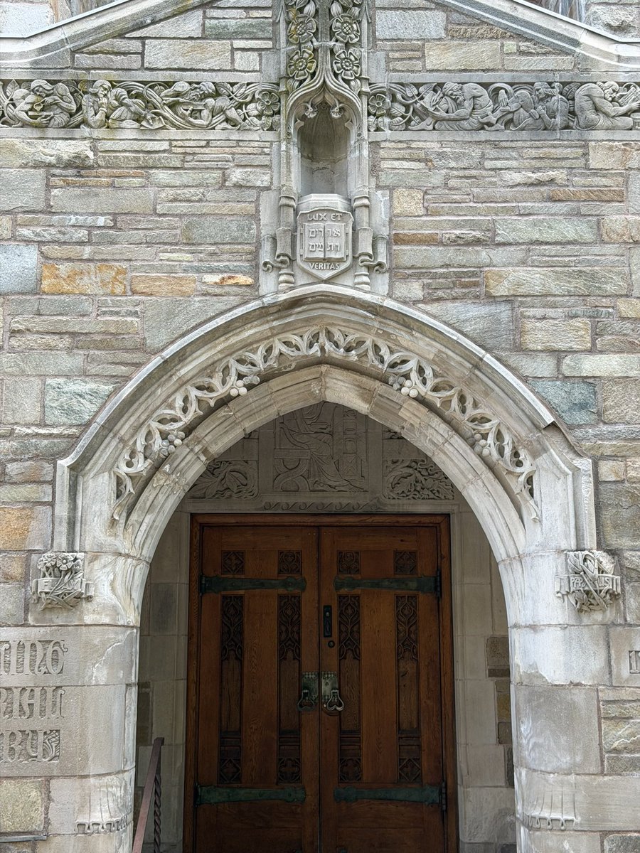 DoraOzsoy's tweet photo. Yale universitesine aklim gitti.

Iddia ediyorum bu kadar nobel odullu bilim insani cikmasinda sadece egitim degil, mimari de etkili.

Adamlar 300 sene once her detaya ozenmis, taslari imgelerle ve mesajlarla donatmis. Cok baska bi vizyon ve vizyonun parcasi gibi hissediyosun. https://t.co/K4BNoWq32V