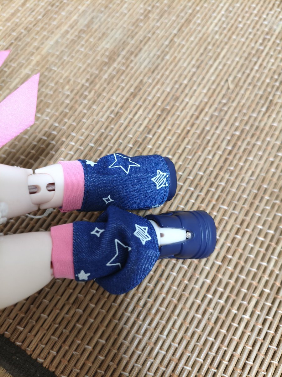 7Oyr7's tweet photo. 思い立ってボニバニ６のランシーの服を脱がそうとしたら靴の時点で躓いた。
素足に靴を突っ込んでるから抜けねえ!!!
爪楊枝が折れて絶望した
ドライヤーと金属棒でエンヤコラしてどうにか脱がしたけど…疲れた
靴下ないと脱がすの辛いね https://t.co/lxGZQUUa3P