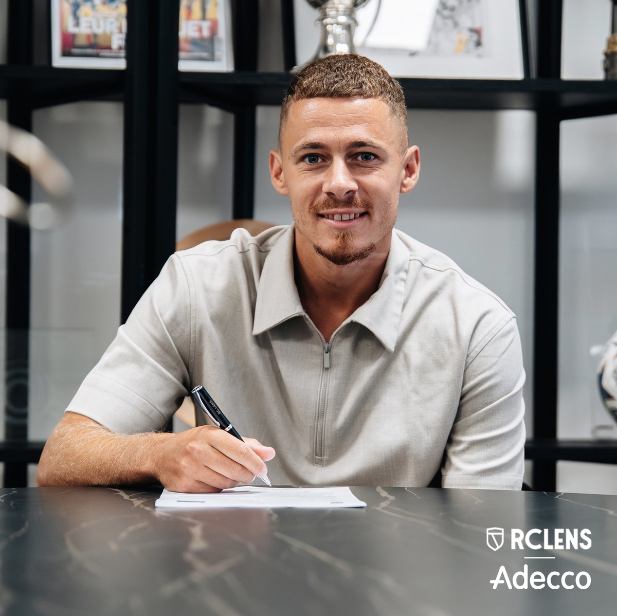 RCLens's tweet photo. Un renfort pas choisi au 𝐻𝑎𝑧𝑎𝑟𝑑 ✍️

Avec le retour de @HazardThorgan8, le Racing renforce sa ligne d’attaque avec un talent #MadeInGaillette conjuguant qualités techniques, expérience (522 matchs en club) et fine connaissance de l’environnement du club.

#LesLensois2