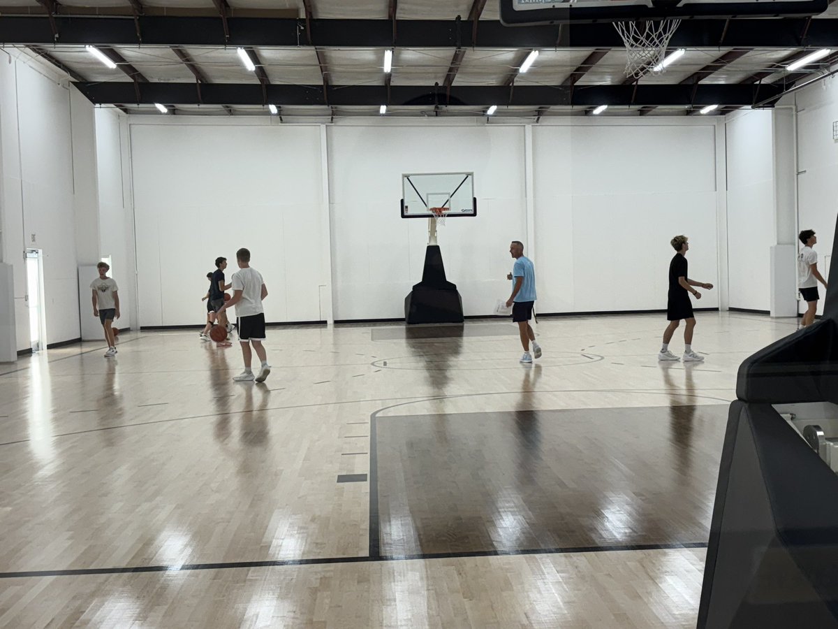 RossWillick's tweet photo. Great morning getting Brynnley into a beautiful new gym @GregwerAgency shooting with a superb shooting coach in @secorsig.  Some of the best area high school and college shooters work with Coach Secor or his staff at @MakeShots1.  Thanks for having her! https://t.co/NESYmibY6T