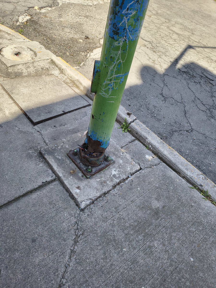 werox520's tweet photo. @GobCoacalco2022 @Coacalco_Grita @coacalcoinfo esperando puedan solucionar este problema ya que es un peligro que servicios públicos debió reparar cuando revisaban sus cableados hace una semana https://t.co/wpysZWMgzr